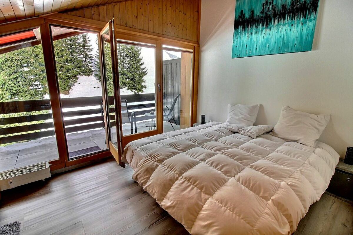 Schlafzimmer mit Balkon und Bergblick