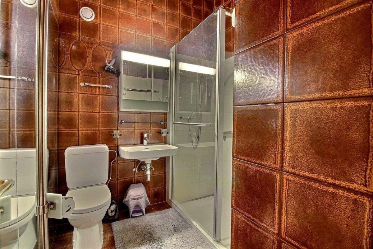 Kleines Badezimmer mit auffälligen braunen Fliesen