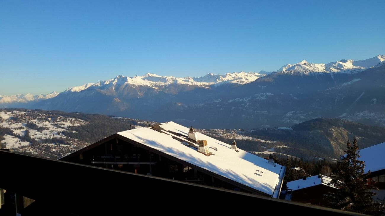 Bergpanorama mit verschneitem Dach