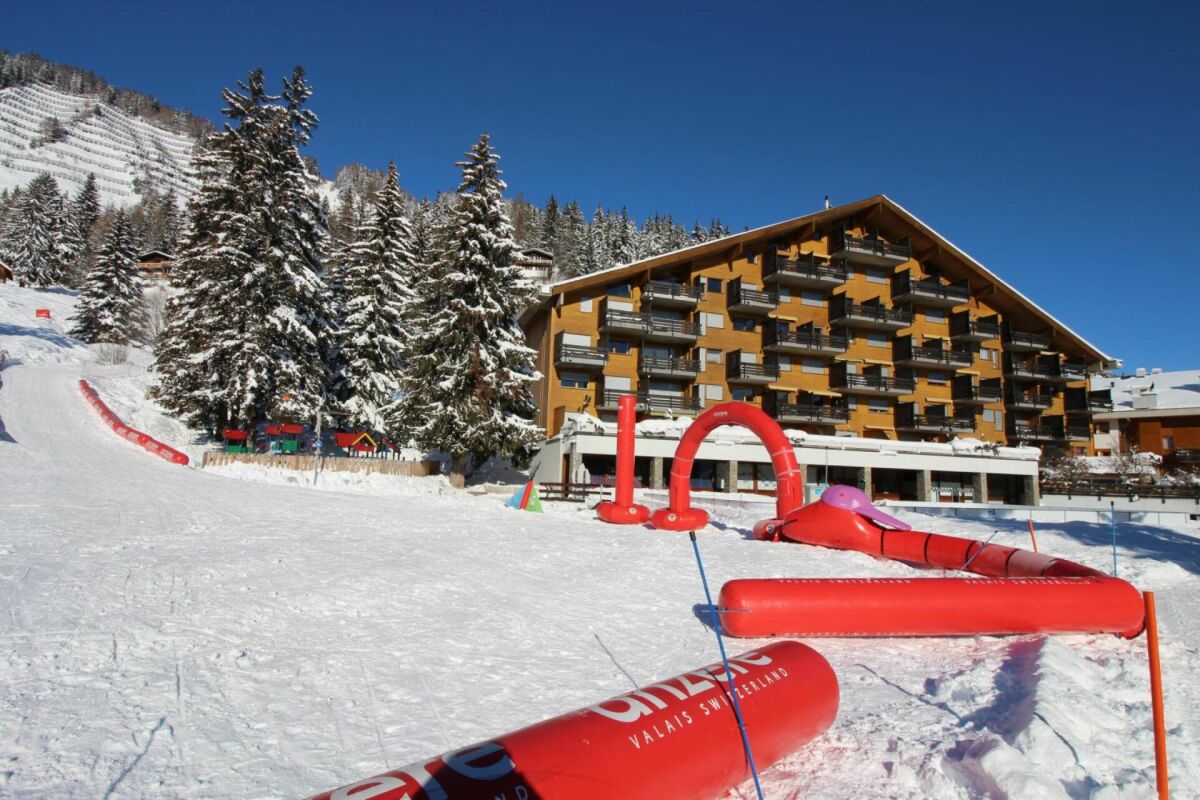 Skiresort mit Hotelanlage im Schnee