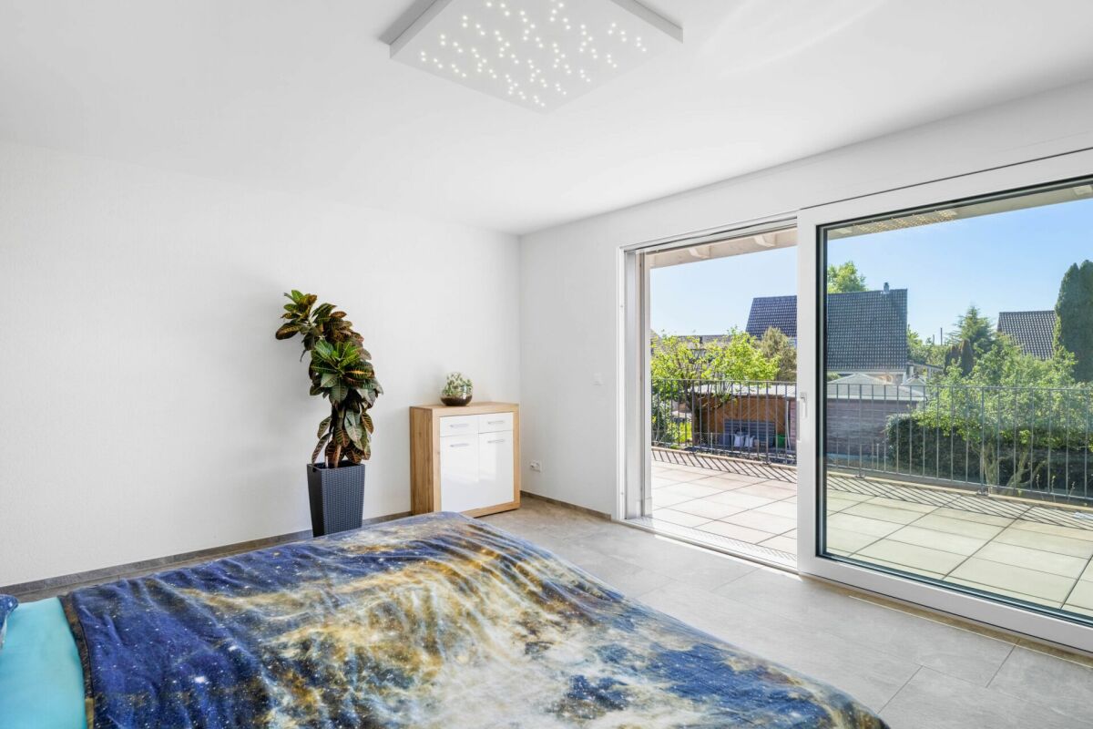 Modernes Schlafzimmer mit Balkonzugang