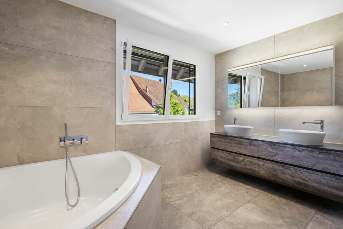 Modernes Badezimmer mit Doppelwaschtisch und Badewanne