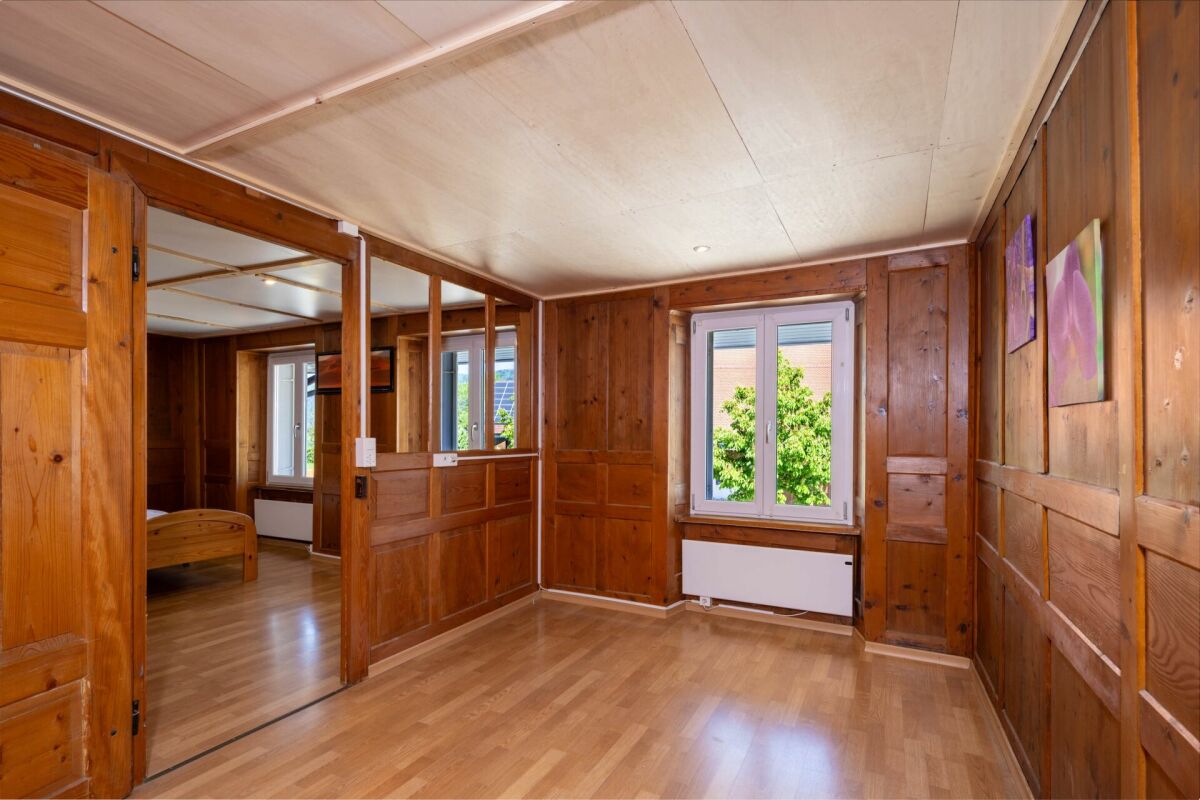 Holzvertäunter Raum mit Fenster