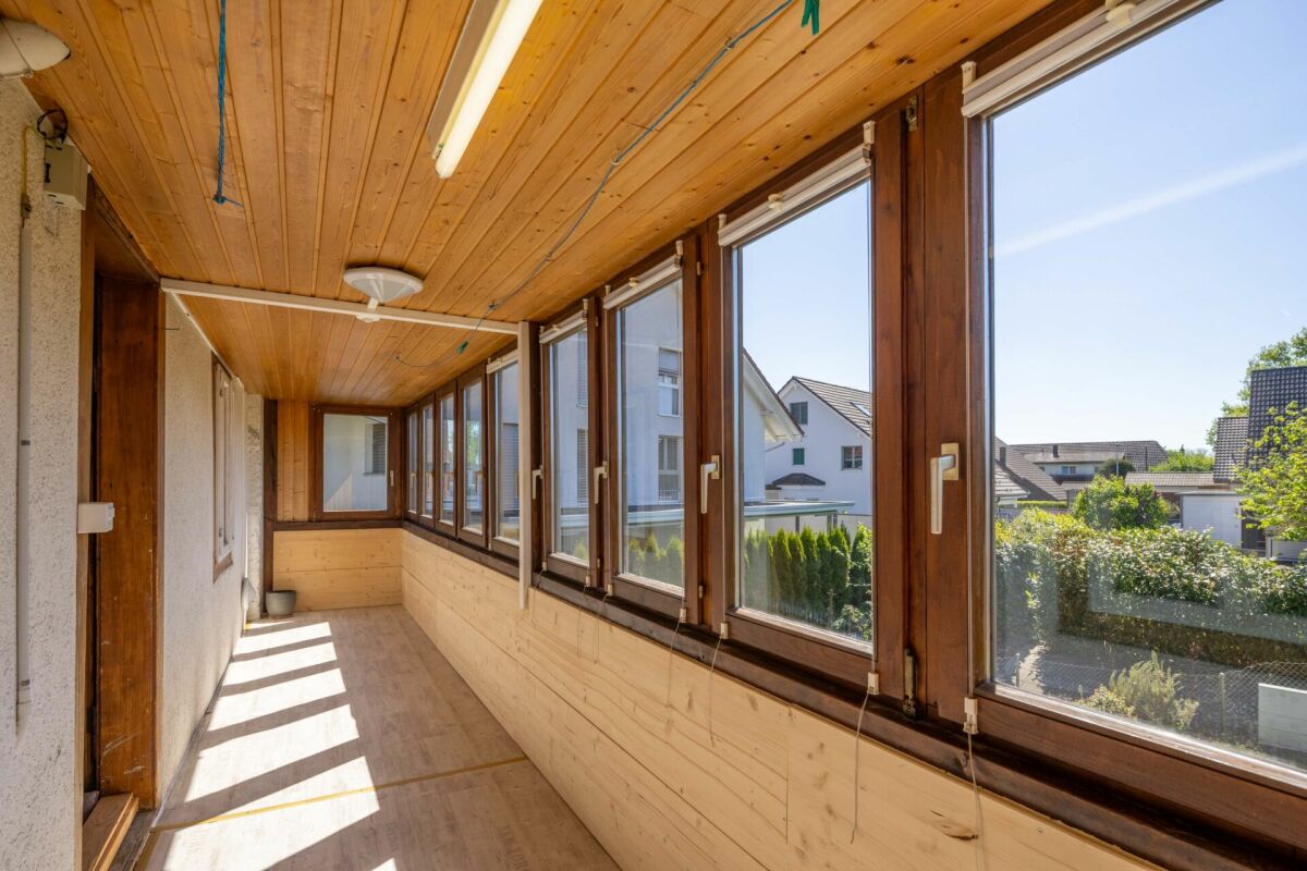 Verglaster Holz-Balkon bzw. Wintergartenkorridor