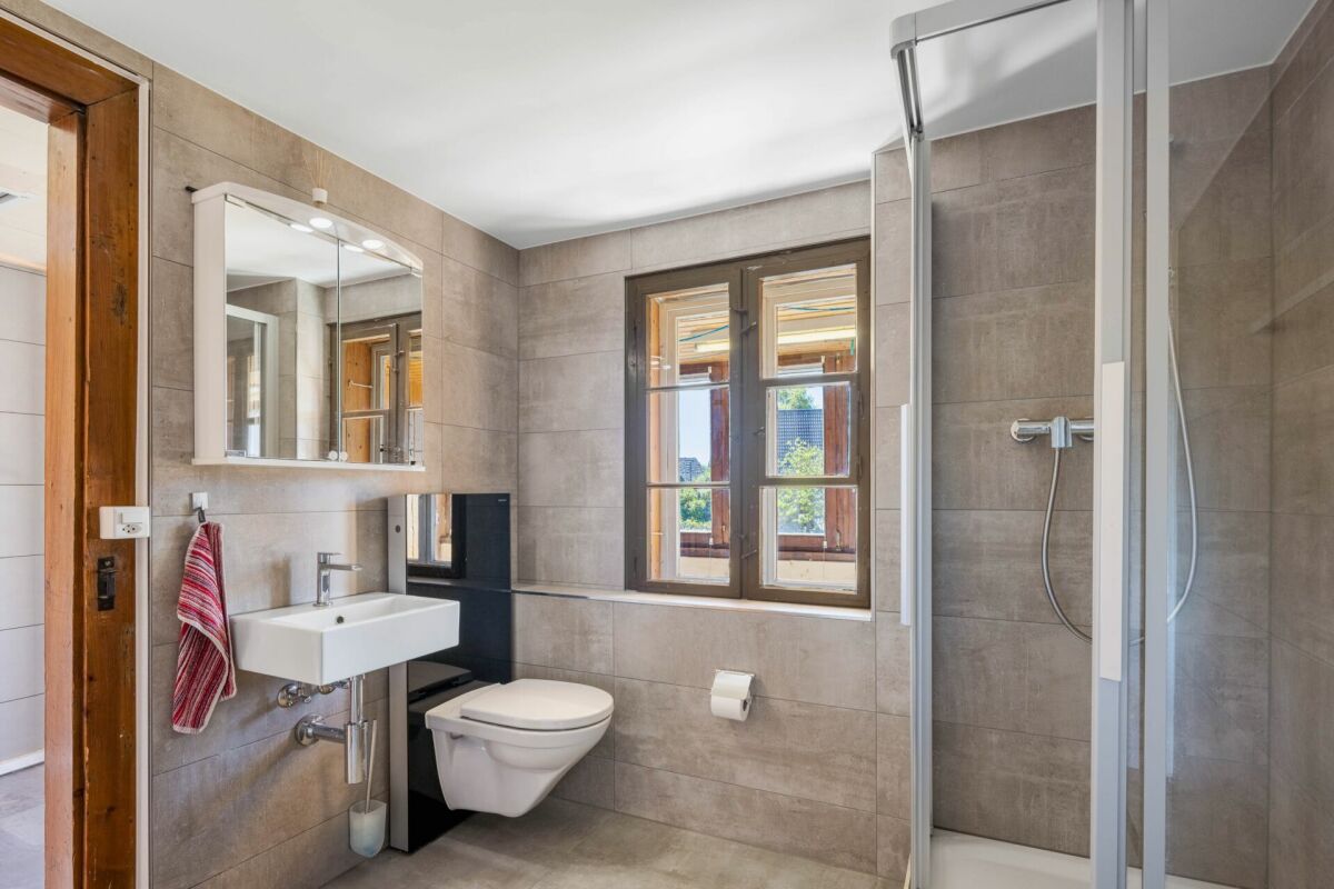 Modernes Badezimmer mit Dusche und WC