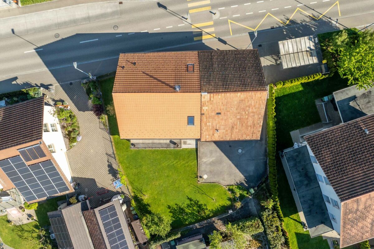 Luftaufnahme eines Wohnhauses mit Garten und Solaranlage