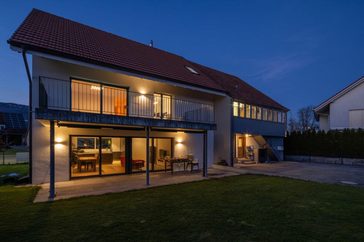 Wohnhaus mit Garten bei Dämmerung
