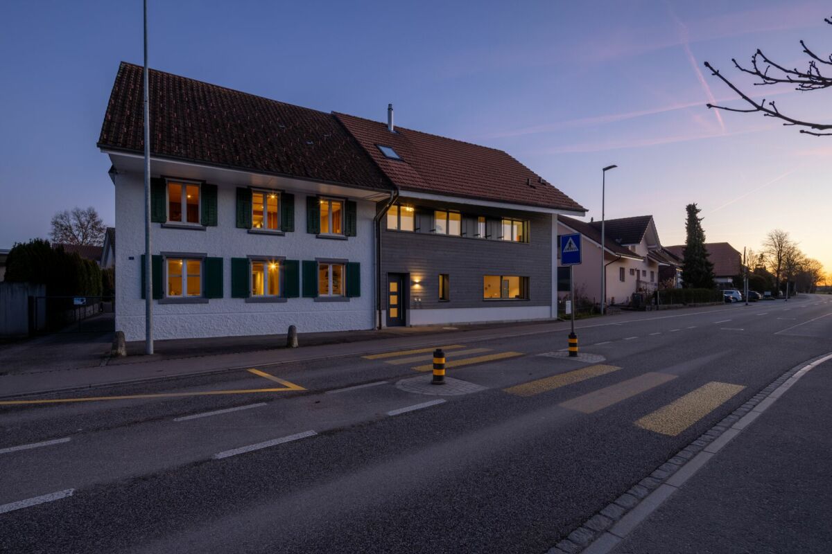 Straßenansicht eines Wohnhauses bei Abenddämmerung