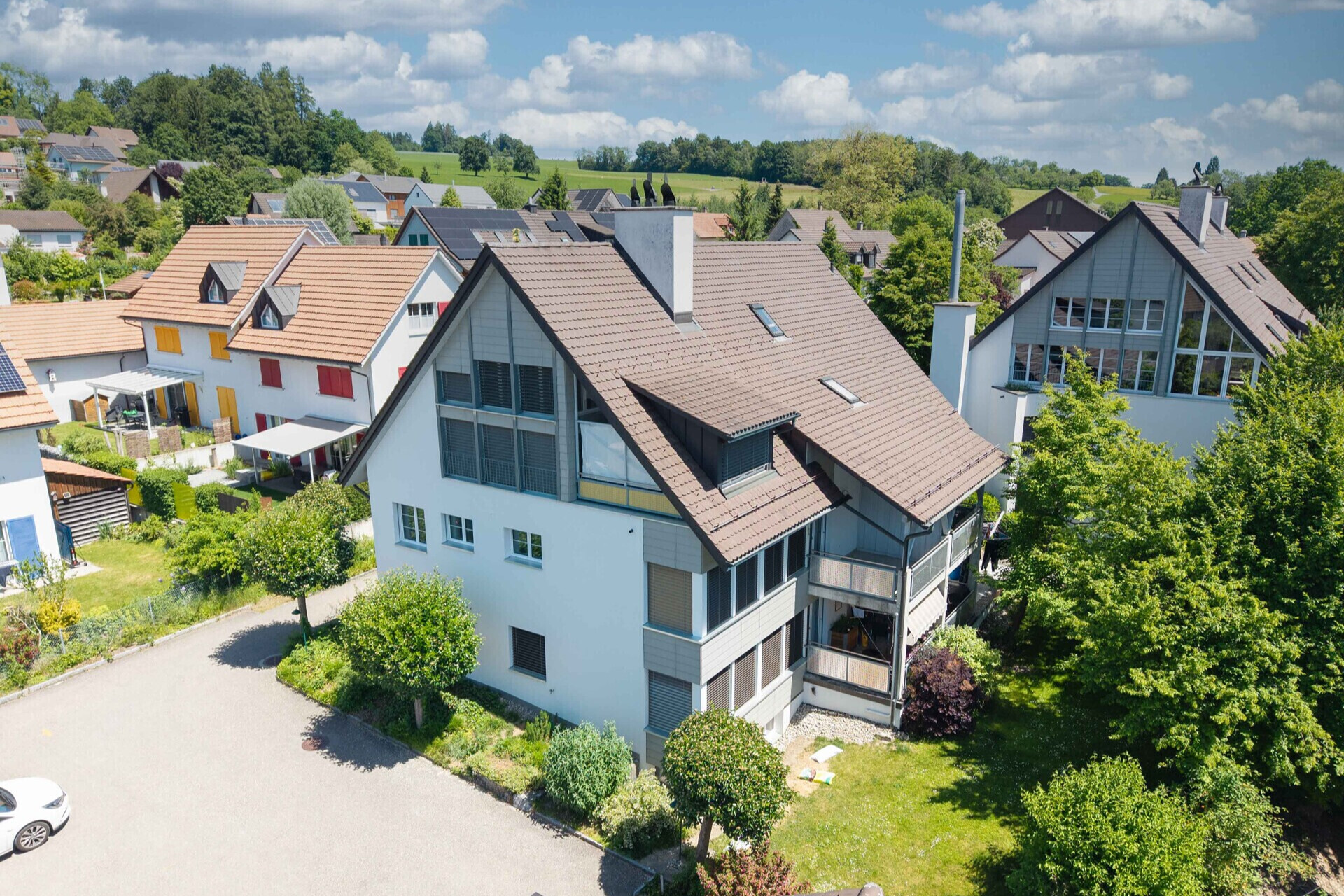 Luftaufnahme eines Wohnhauses mit Giebeldach