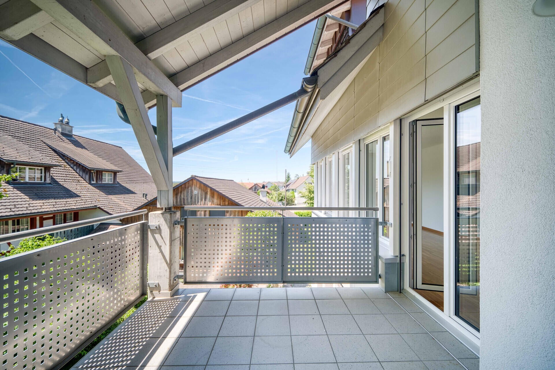 Balkon mit Blick auf Nachbarhäuser