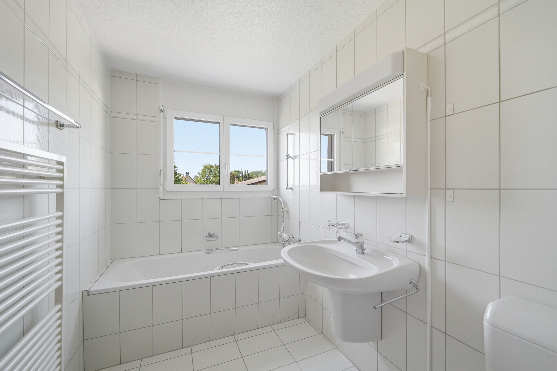 Helles Badezimmer mit Badewanne