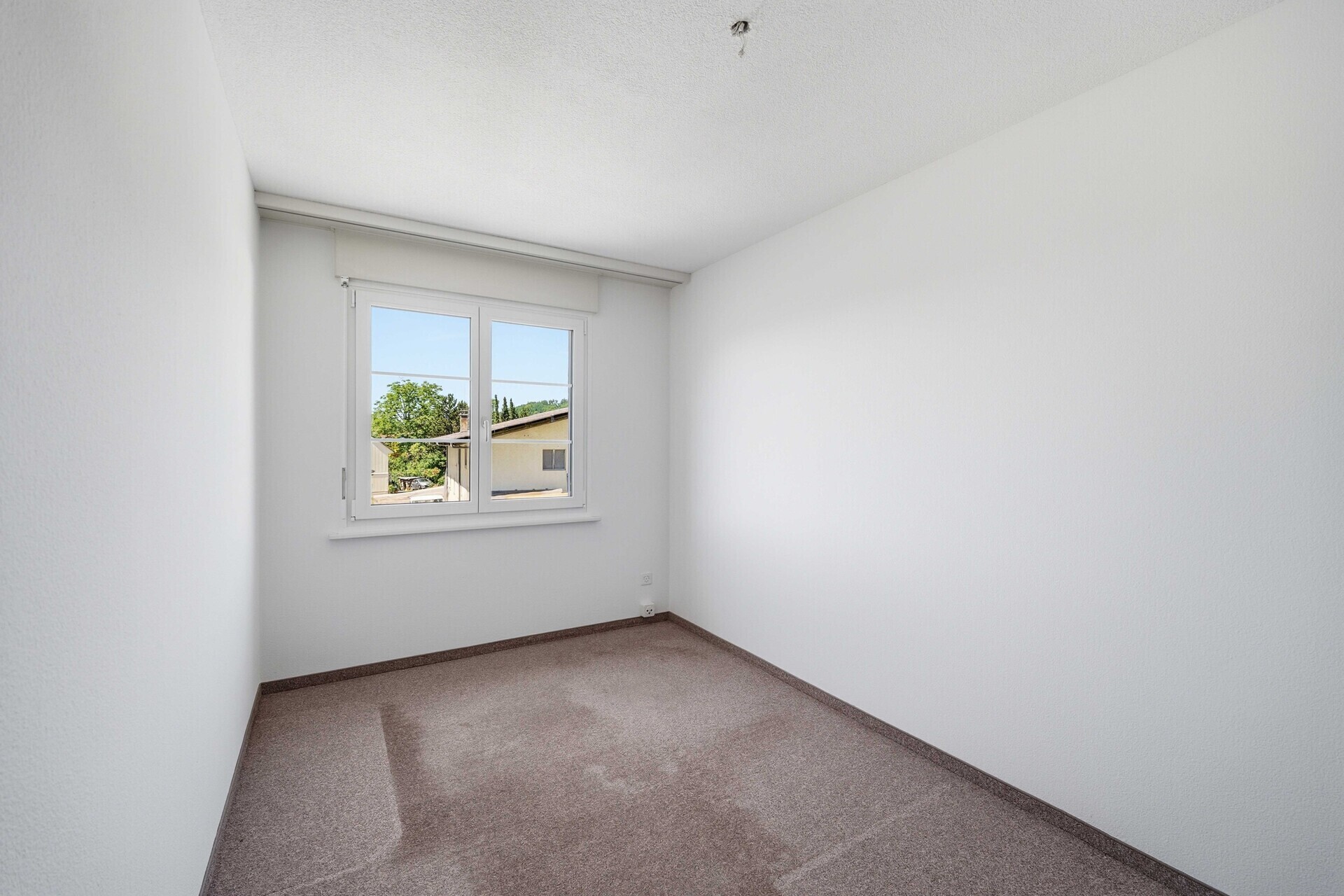 Leeres, helles Zimmer mit Fenster