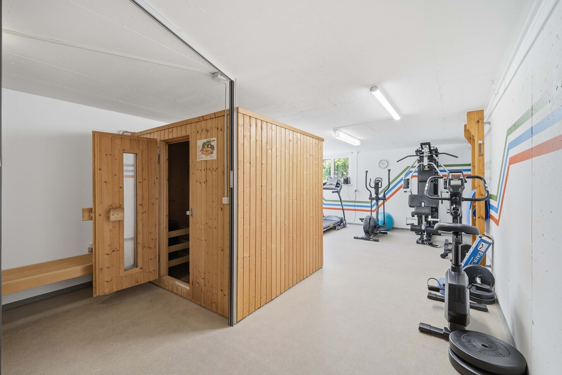 Fitnessraum mit integrierter Sauna