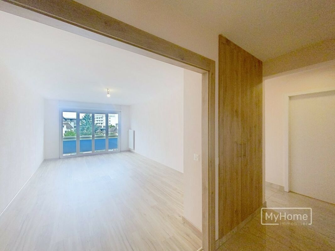 Helles, leeres Wohn- oder Schlafzimmer mit Balkonblick