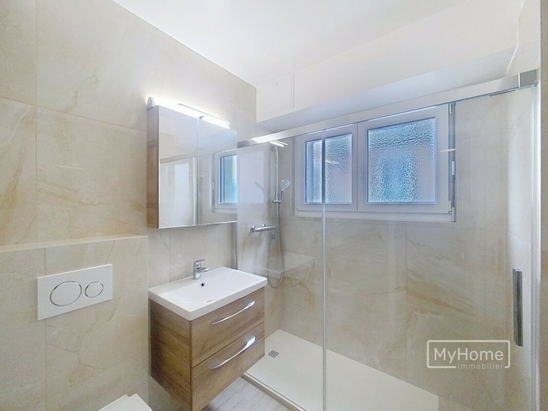 Modernes Badezimmer mit Walk-in-Dusche