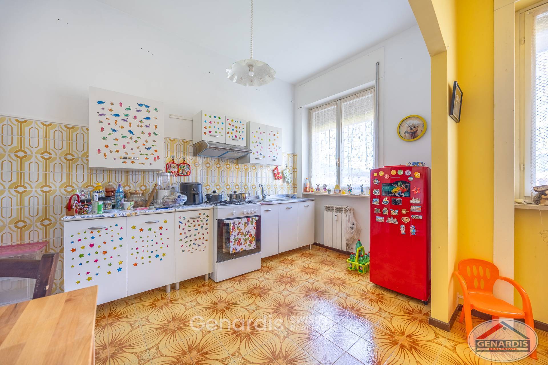 Bunte Küche mit kindlichen Dekoren