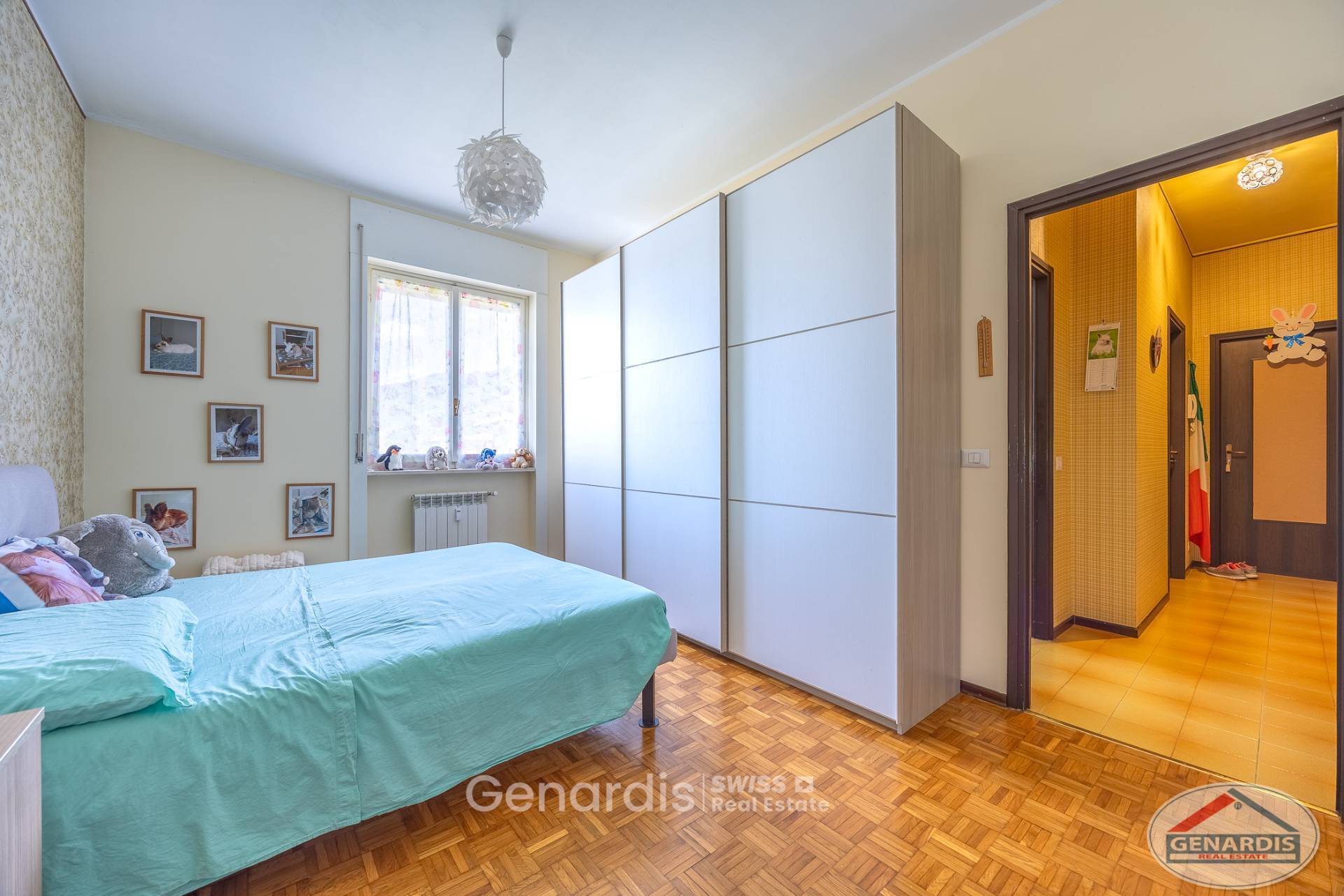 Helles Schlafzimmer mit großem Kleiderschrank