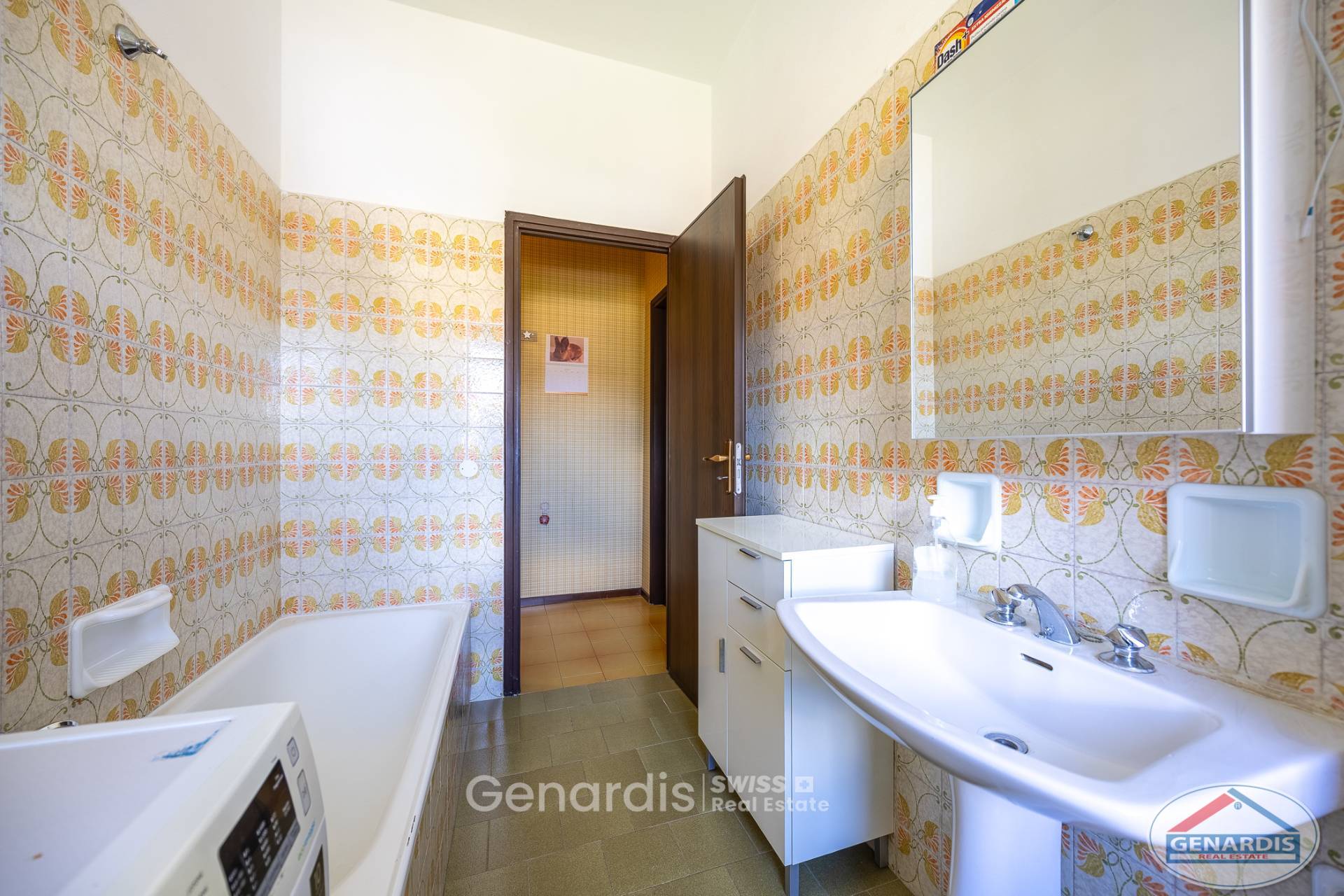 Retro-Badezimmer mit Wanne und Doppelwaschtisch