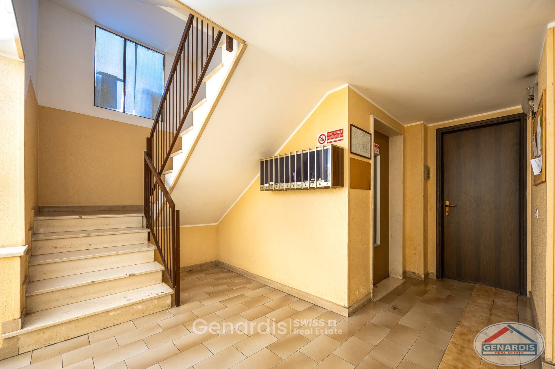 Treppenhaus mit Eingangsbereich