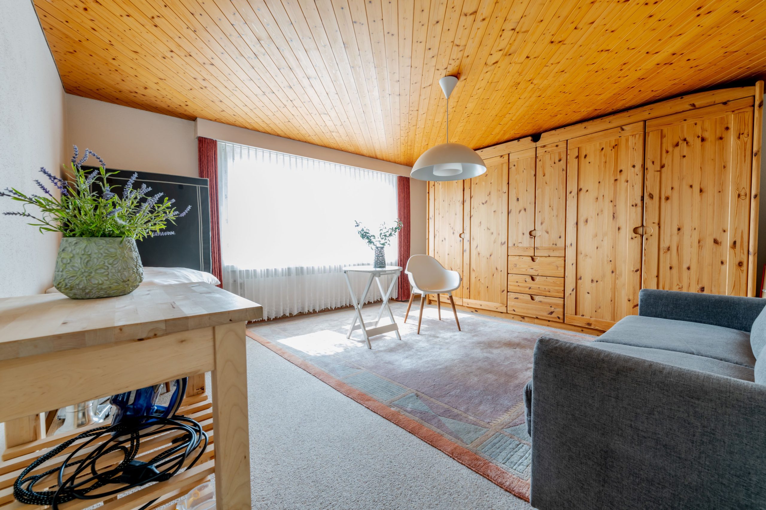 Helles Schlafzimmer mit viel Holz