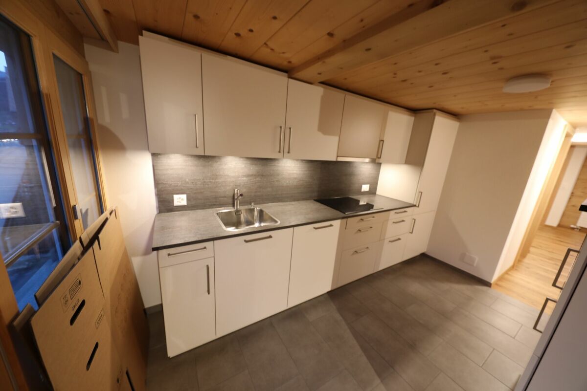 Moderne Küche mit heller Holzdecke