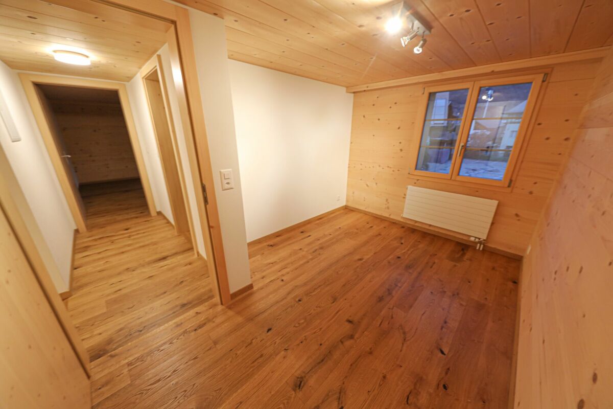 Holzverkleideter Raum mit Fluranschluss