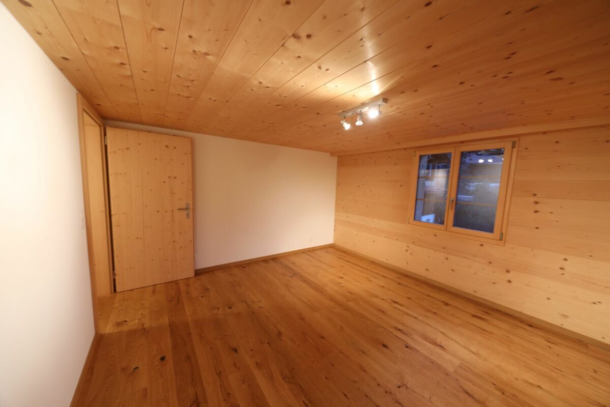 Heller Holzraum mit Fenster