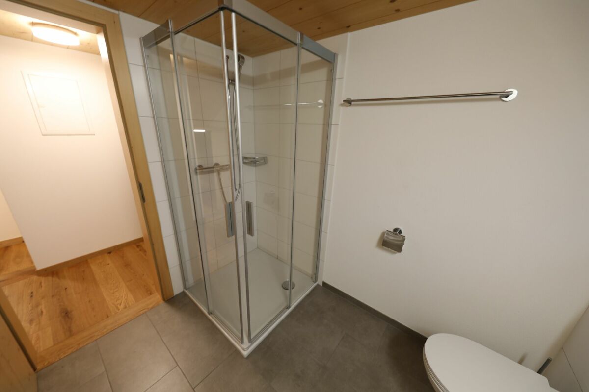 Modernes Badezimmer mit begehbarer Dusche