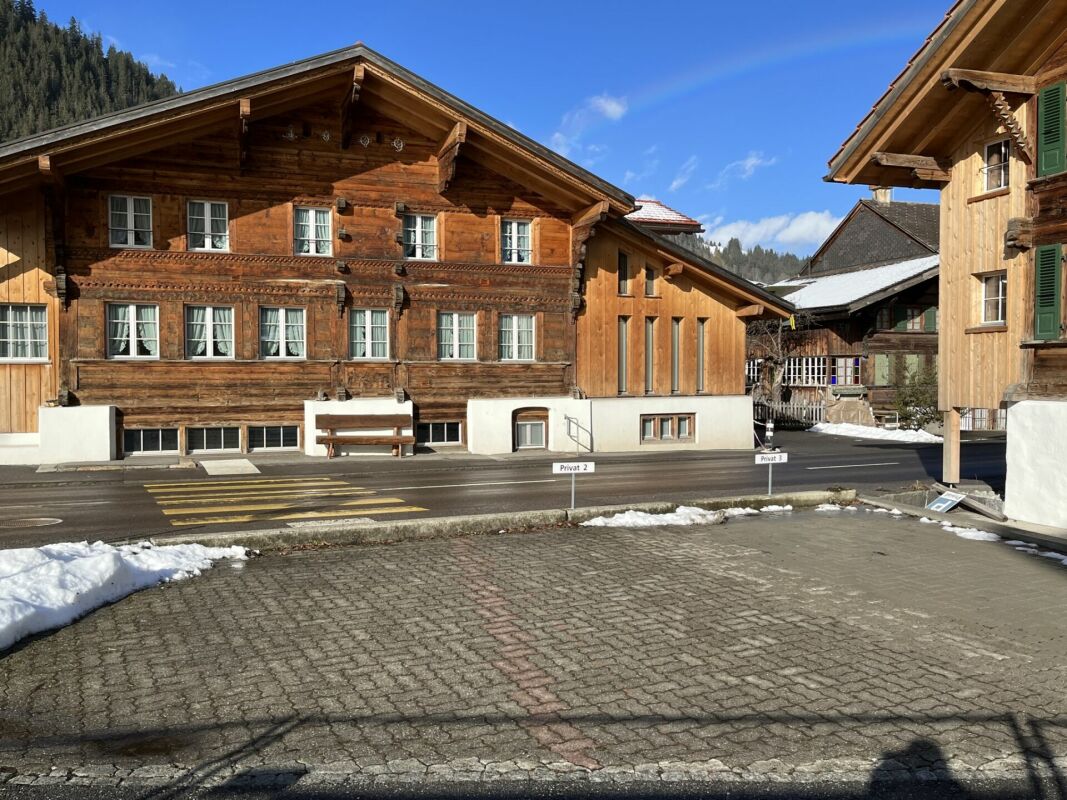 Historisches Chalet-Äußeres mit Schneeumgebung