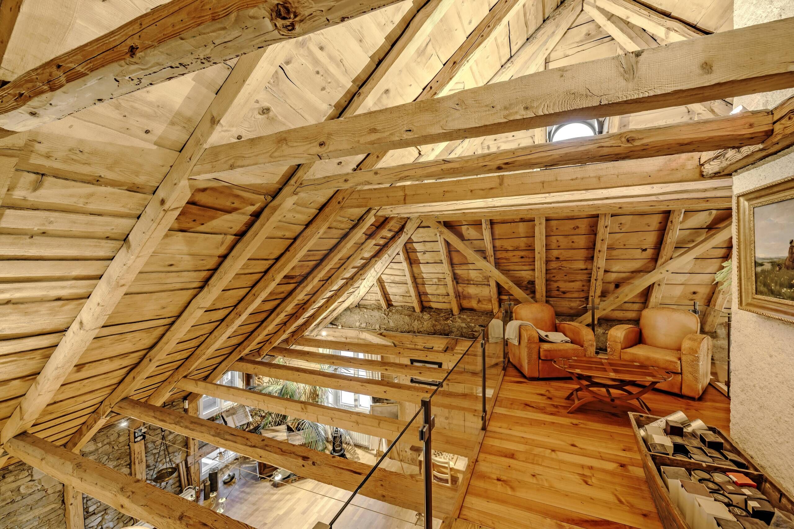Dachgeschoss mit sichtbarem Holztragwerk und Sitzbereich