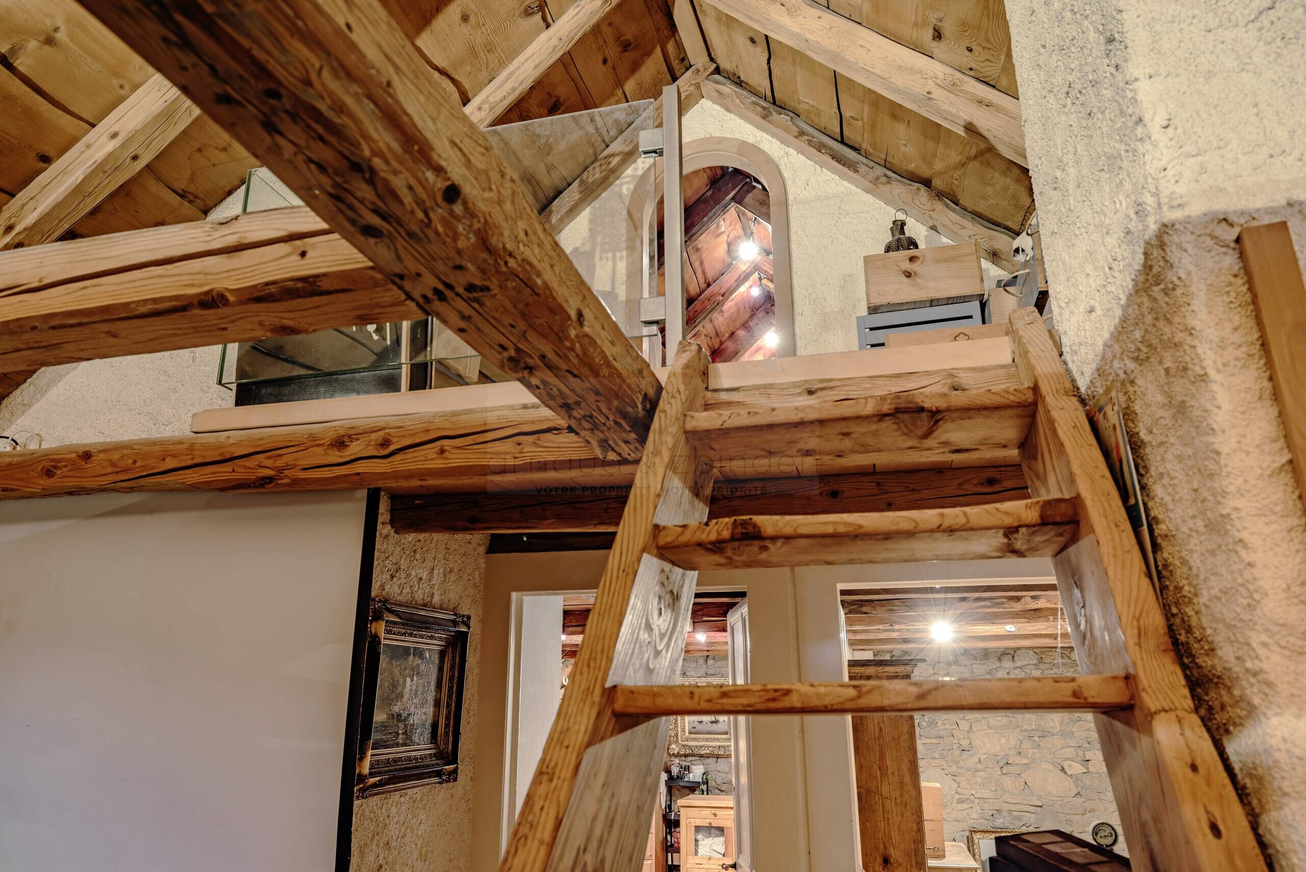 Rustikale Innenansicht mit Holztreppe und Dachkonstruktion