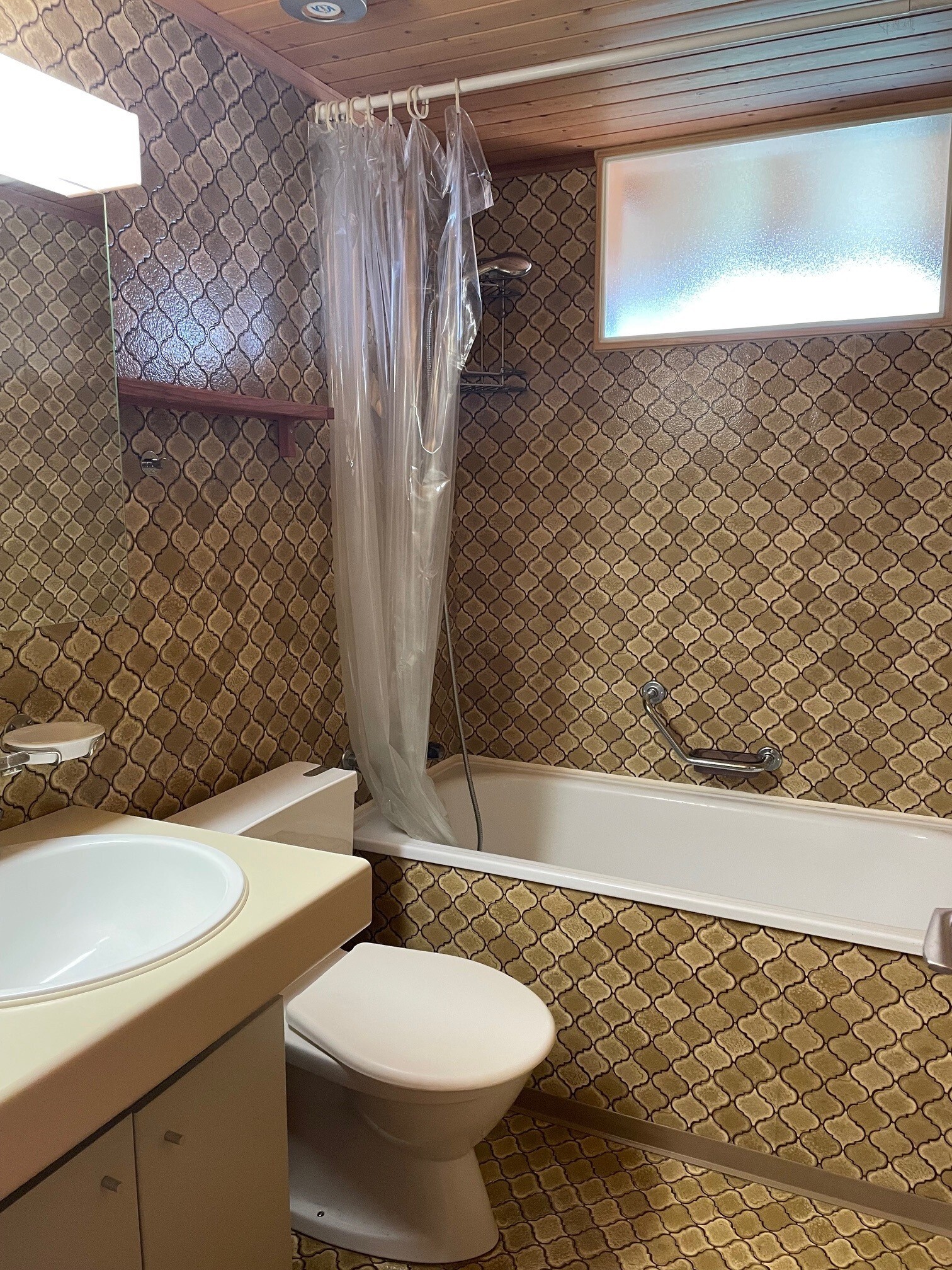 Badezimmer mit Badewanne und WC