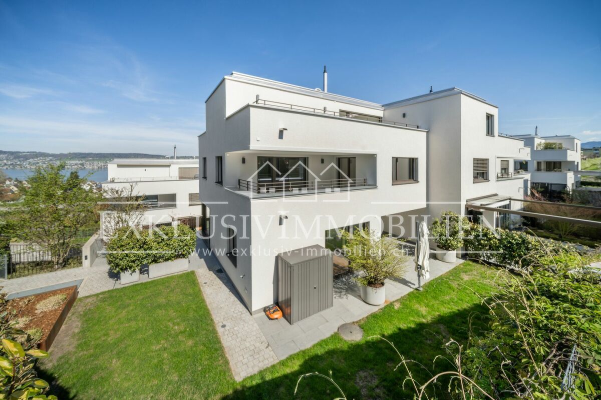 Modernes Wohnhaus mit Garten und Seeblick