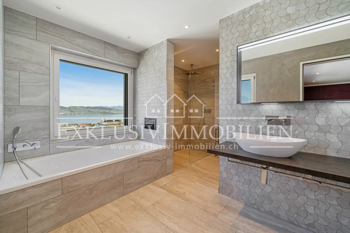 Luxuriöses Badezimmer mit Badewanne, Walk-in-Dusche und Waschtisch