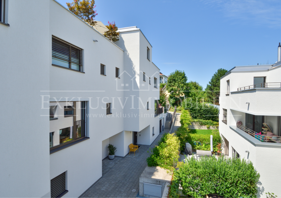 Moderne Wohnanlage mit Innenhof und Balkonen