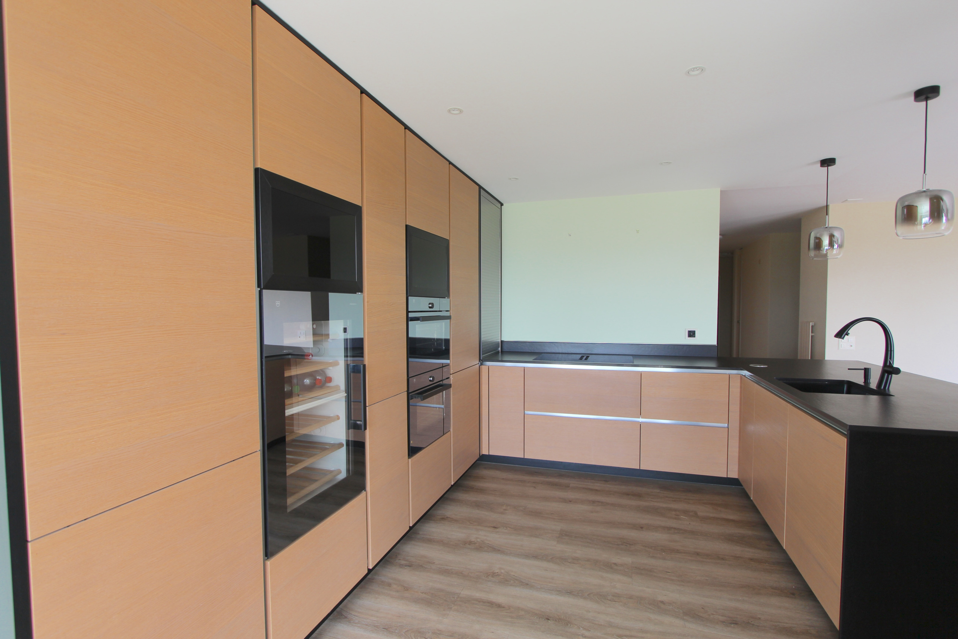 Moderne offene Küche mit Holzfronten