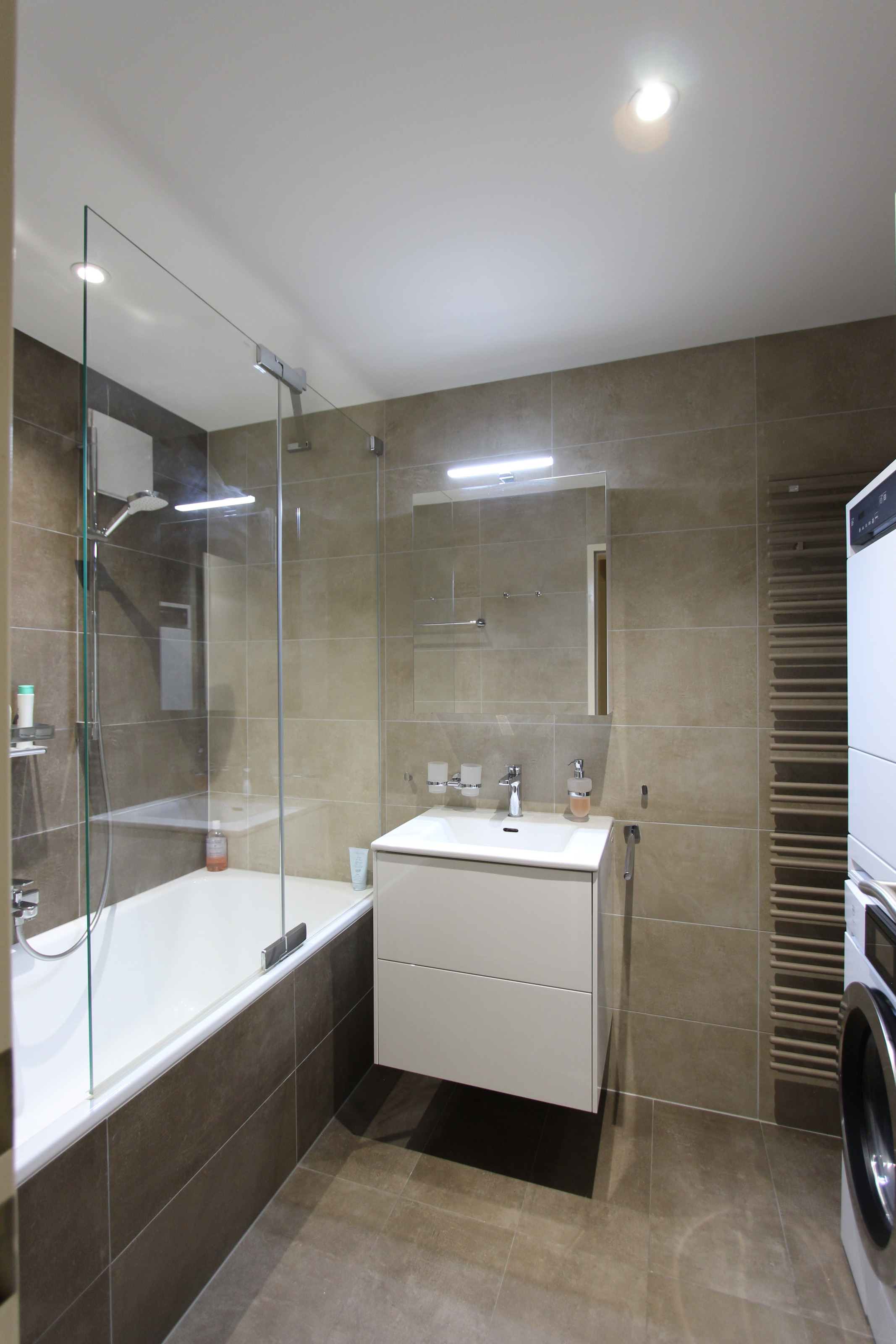 Modernes Badezimmer mit Wanne und Waschtisch