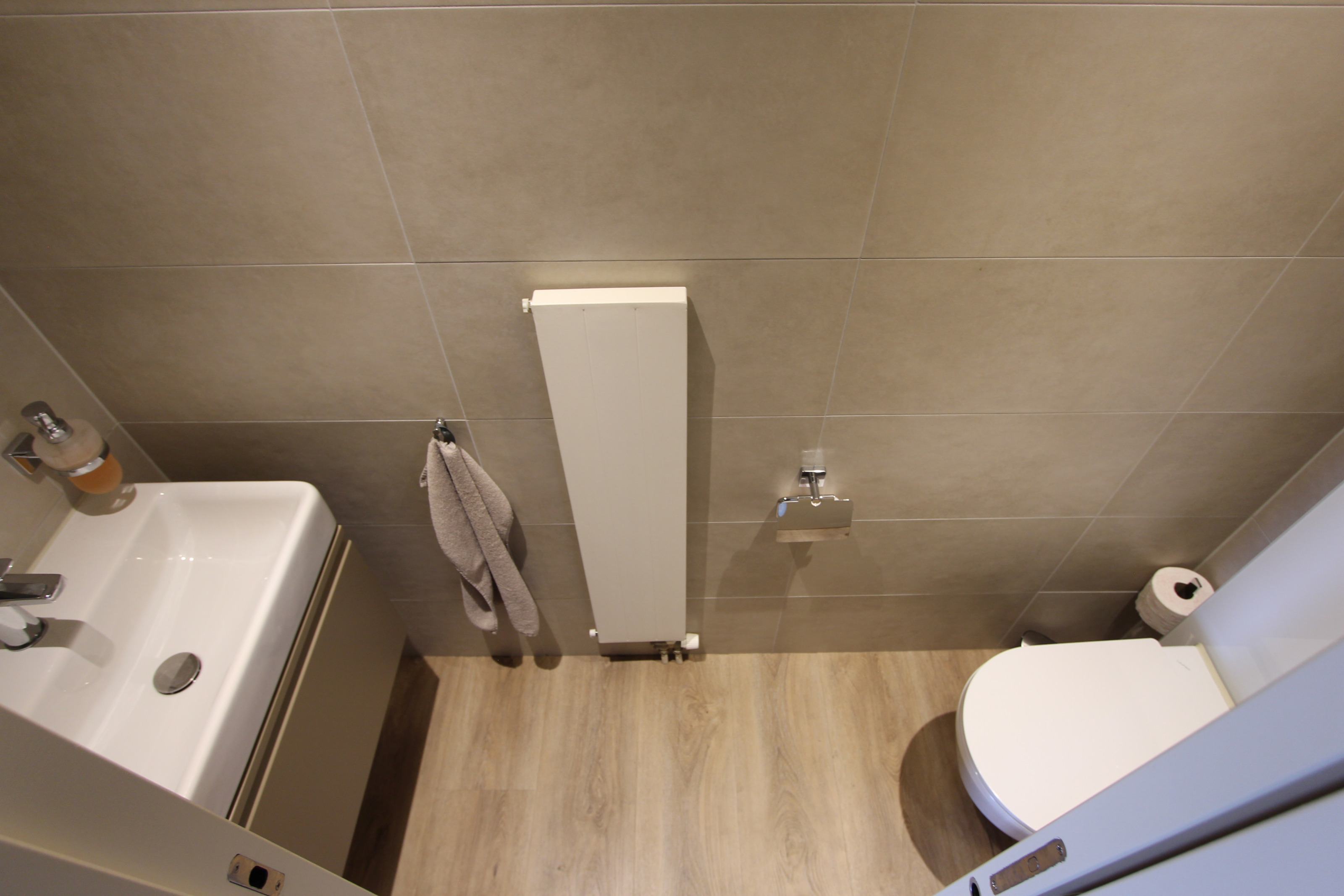 Modernes Gäste-WC mit hellen Oberflächen