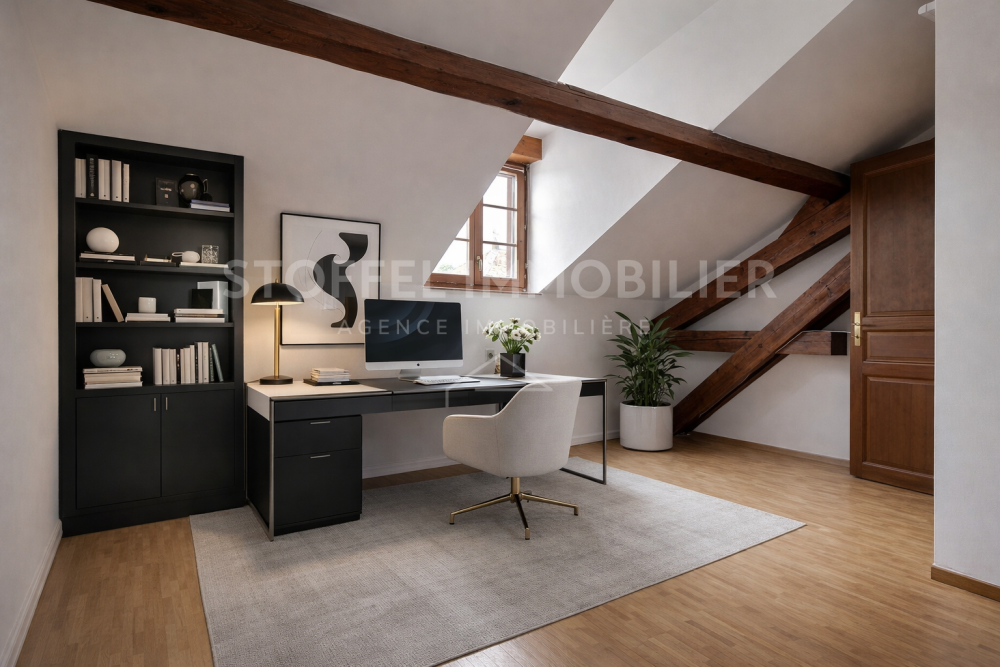 Dachgeschoss-Büro mit Schrägdach und sichtbaren Holzbalken