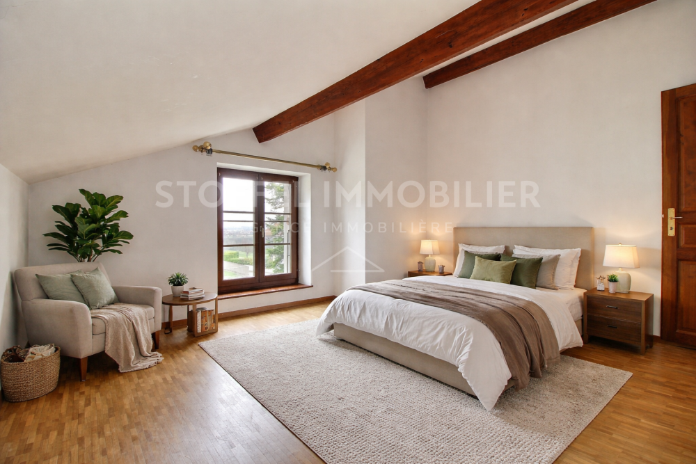Helles Schlafzimmer mit sichtbaren Holzbalken
