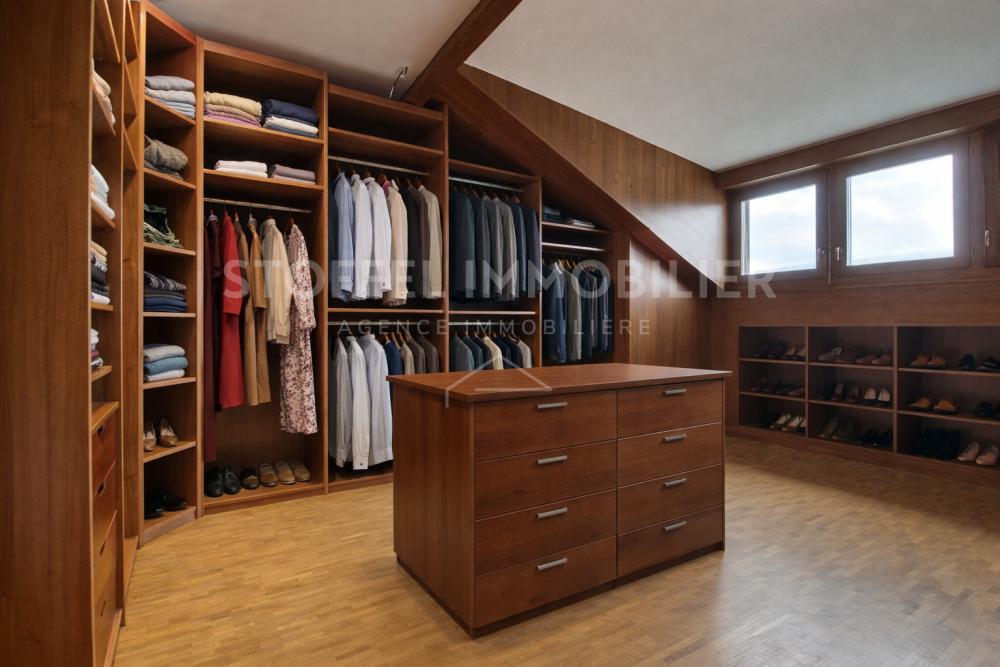 Begehbarer Kleiderschrank mit Holzinterieur