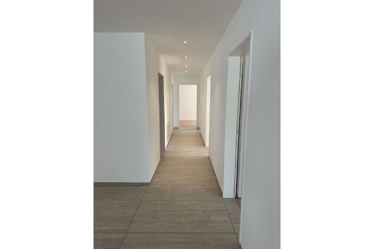 Heller Flur mit langen Sichtachse