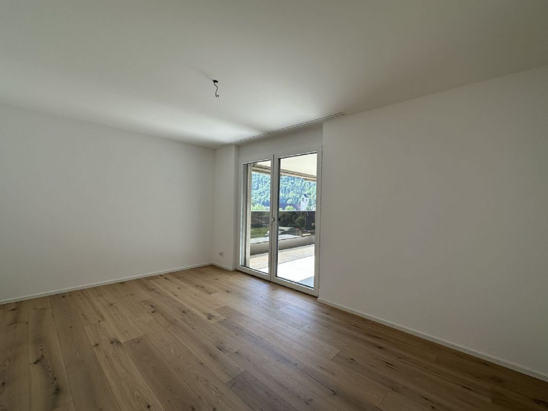 Leerer heller Raum mit Terrassentür