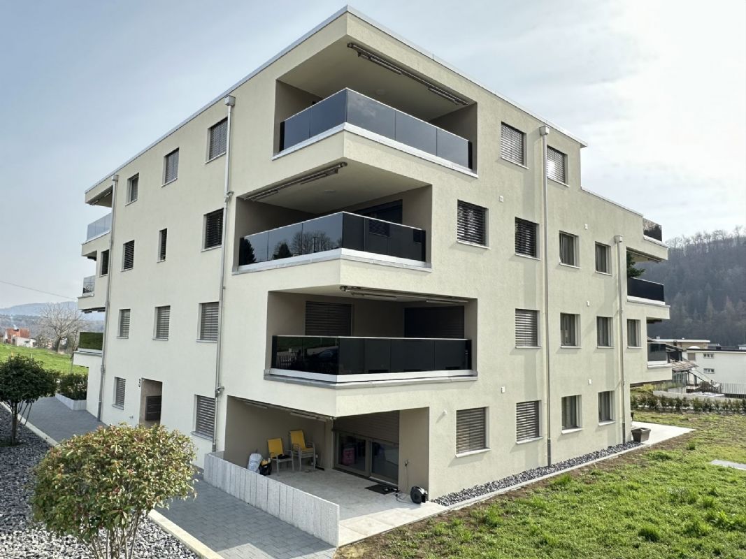 Modernes Mehrfamilienhaus mit Balkonen