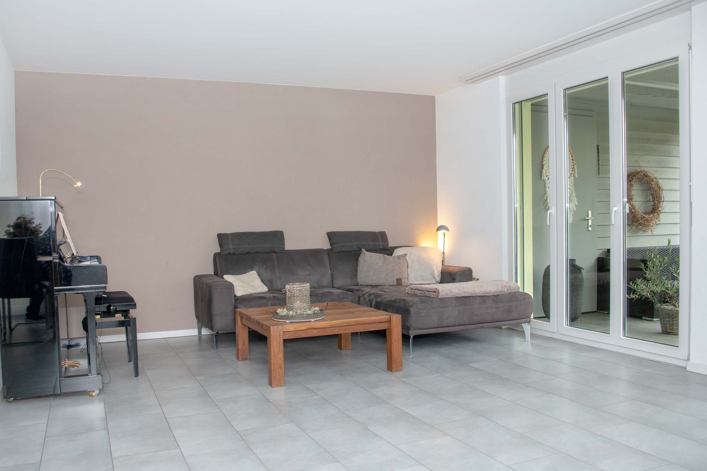 Wohnzimmer mit großer Glasfront