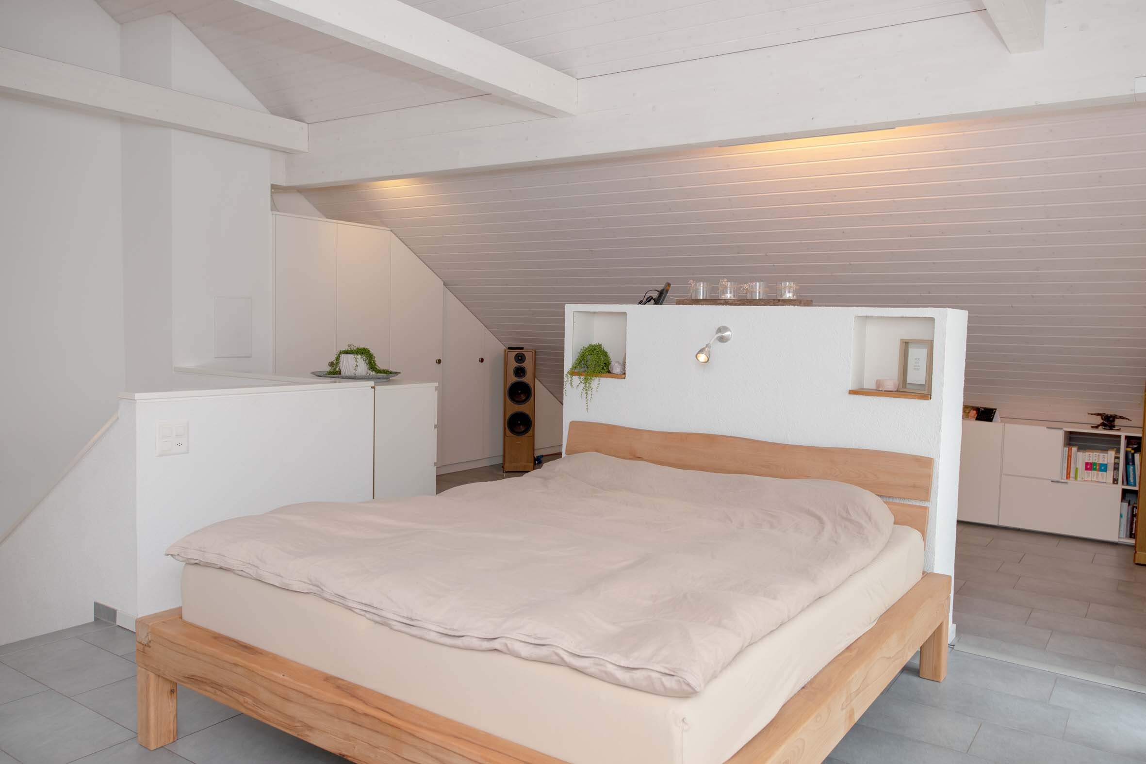 Helles Dachgeschoss-Schlafzimmer