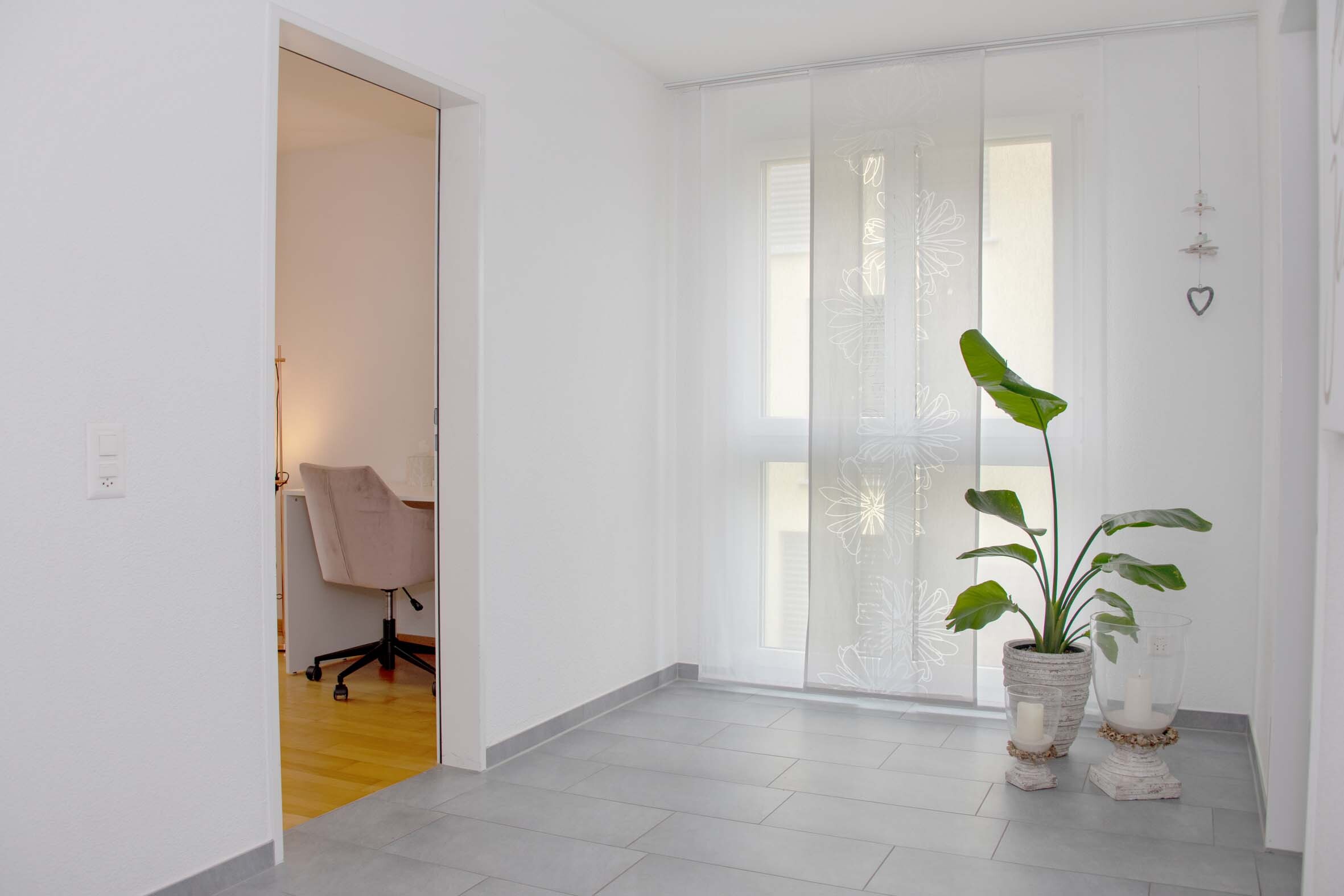 Heller Flur mit Blick in einen Arbeitsraum