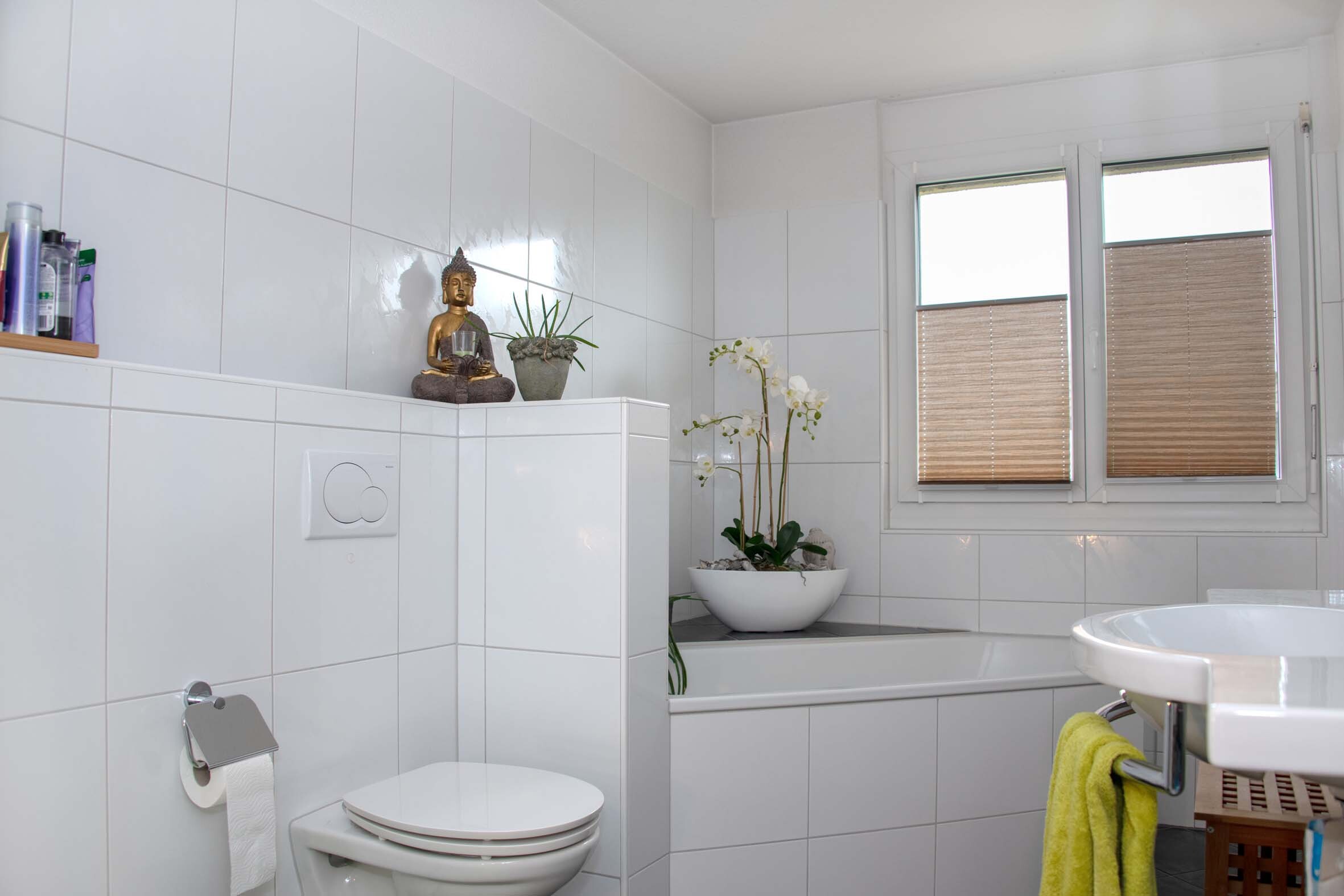 Modernes Badezimmer mit Badewanne und Fenster
