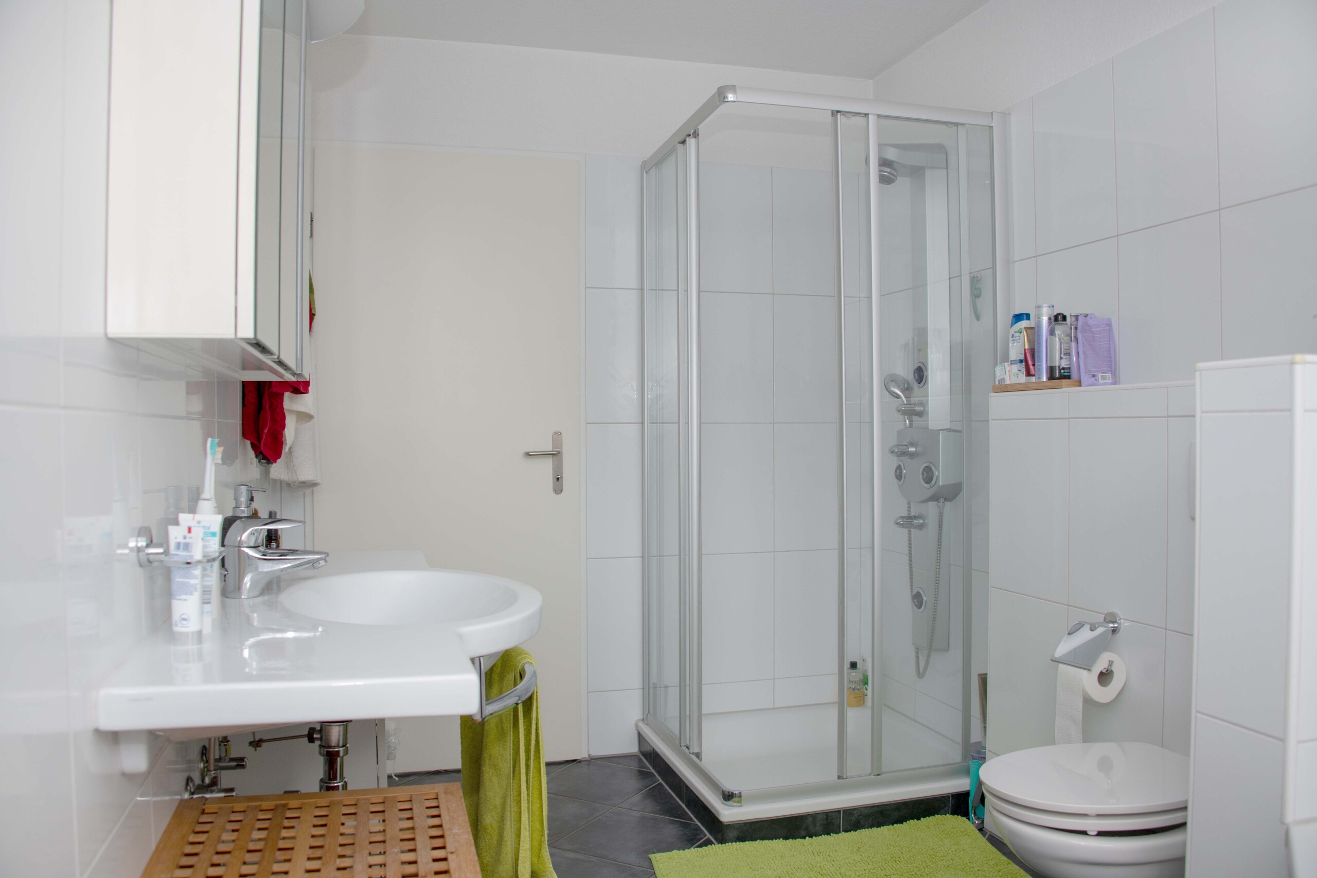 Modernes Badezimmer mit Dusche und Waschtisch