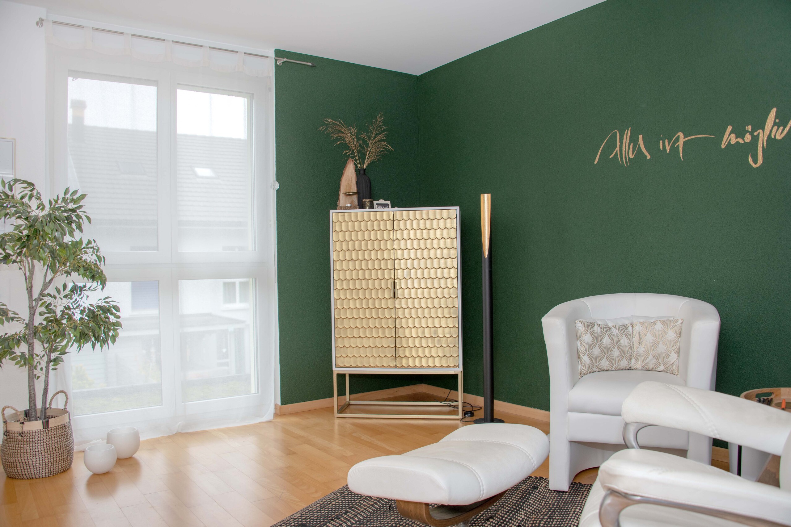 Modern eingerichteter Wohnraum mit dunkler Akzentwand